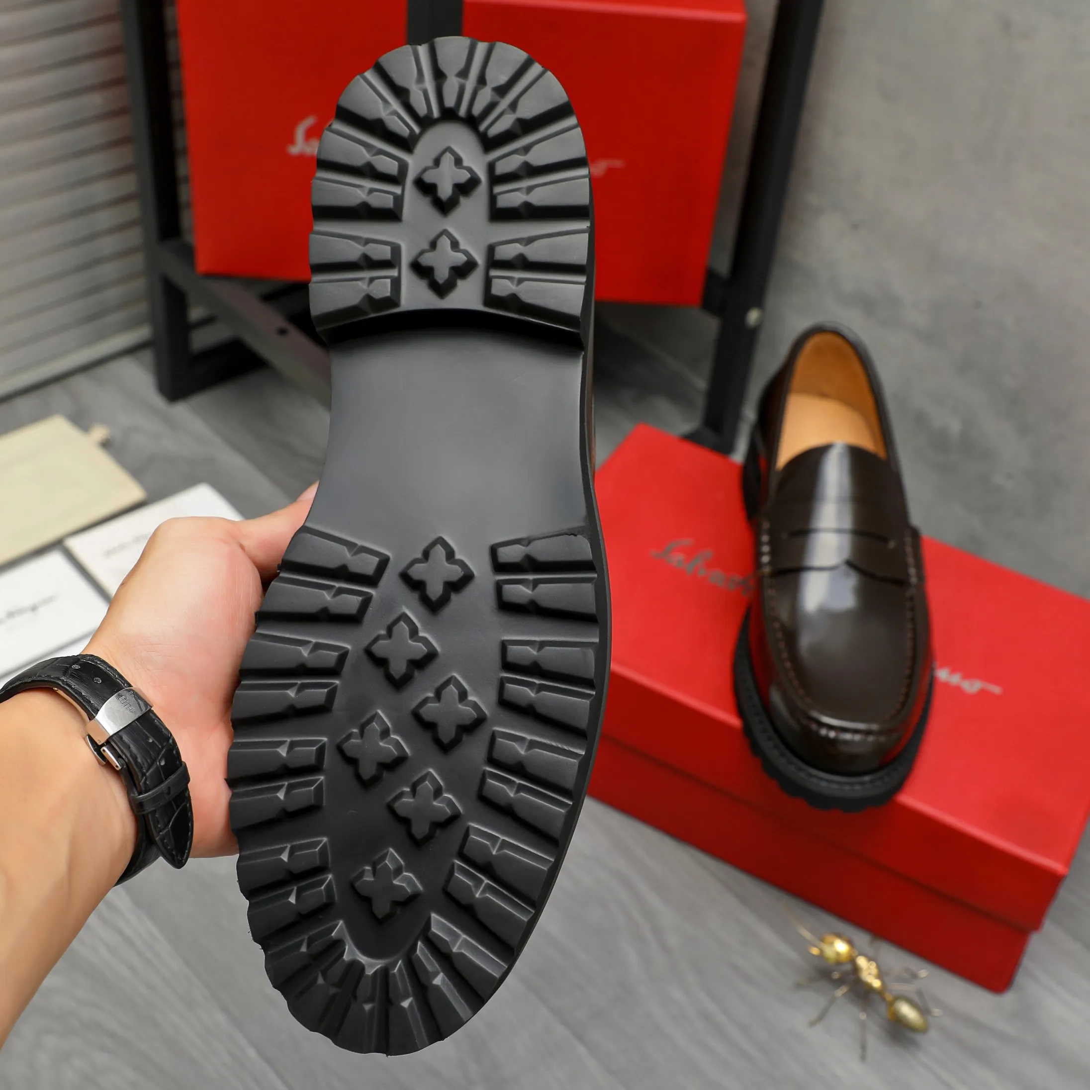 Men's shoes 💰442 Product trademark: Ferragamo "Ferragamo" business formal leather shoes Regular size: 38-46 (45.46 custom-made and non-returnable) Product materials: Selected pearlescent cowhide upper, cowhide lining, non-slip rubber outsole